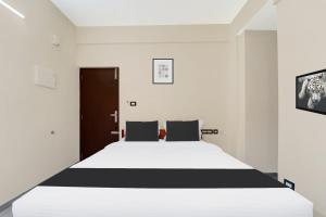 Postel nebo postele na pokoji v ubytování Super Townhouse Trivandrum Near Padmanabhaswamy Temple