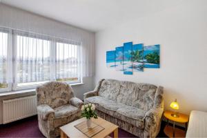 LaageFerienwohnung Laage的带沙发和椅子的客厅