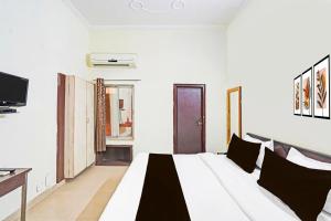 Katil atau katil-katil dalam bilik di Super Collection O Race Course Dehradun
