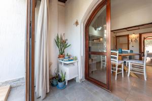Φωτογραφία από το άλμπουμ του casa Marras a pochi passi dal mare σε Santa Luria +15 φωτογραφίες