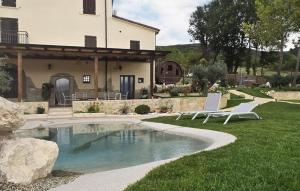 ein Haus mit einem Swimmingpool im Hof in der Unterkunft Casa Vacanze Tenuta Fortilù in Santa Maria del Molise
