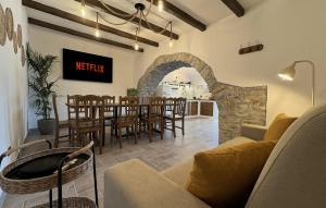 ein Wohnzimmer mit Tisch und Stühlen und eine Küche in der Unterkunft Casa Vacanze Tenuta Fortilù in Santa Maria del Molise