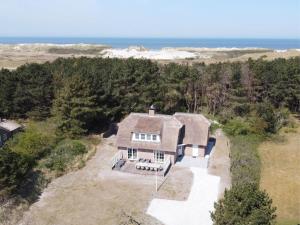 an overhead view of a house with the ocean in the background at Fazant (12p) in Buren