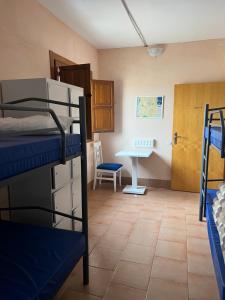 a room with two bunk beds and a table at Ikigai Albergue in Navarrete