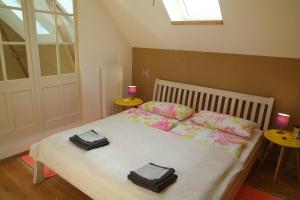 a bedroom with a bed with two towels on it at Göttin des Glücks - Auszeit am Haff in Vogelsang