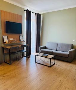 TV a/nebo společenská místnost v ubytování Manhattan Room & Suite