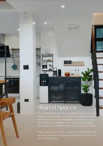 y cocina con fogones en blanco y negro. en Llazara Villas, en san juan la union 14 fotos más