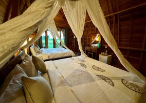 BanjarangkanKubu Bakas Guest House的一间卧室，配有两张床和蚊帐