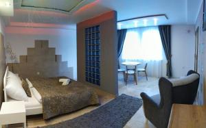 Un dormitorio con una cama y un comedor con una mesa. en Apartamenty Dworcowa 5, en Szklarska Poręba