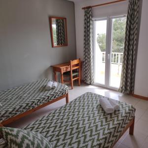 Habitación con 2 camas, escritorio y ventana. en Apartamento Portosun Cornet, en Portocolom 11 fotos más