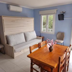 una sala de estar con una mesa y un sofá en Apartamento Portosun Cornet, en Portocolom