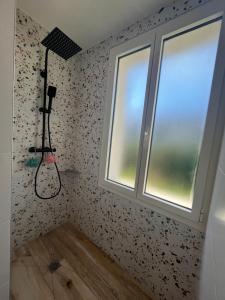 a corner of a room with a window and a shower at Maison 4 chambres & jardin à Chéray in Saint-Georges-dʼOléron +7 photos