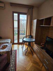 Una televisión o centro de entretenimiento en Apartman Marija 46 fotos más