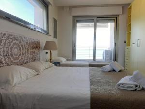 Ένα ή περισσότερα κρεβάτια σε δωμάτιο στο RIVIERA PALACE - TRILO SEA FRONT- Narramondo Villas +17 φωτογραφίες