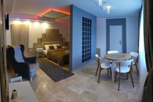 Una sala de estar con una mesa y un dormitorio. en Apartamenty Dworcowa 5, en Szklarska Poręba