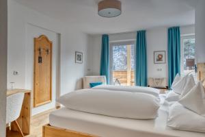 Postel nebo postele na pokoji v ubytování Hotel Berghaus Rosengarten