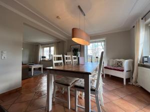 Un comedor con mesa y sillas en Jaardenhuug - EG, en Utersum