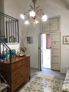 1 dormitorio con vestidor y lámpara de araña en Sciacca32, en Sciacca