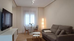 a living room with a couch and a table at Ciudad del Encaje 3 in Almagro