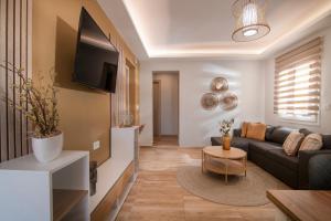 un salon avec un canapé et une télévision dans l'établissement Villa Destiny, à Lagópodhon