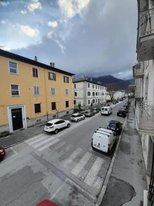 Blick auf eine Straße mit auf der Straße geparkten Autos in der Unterkunft The Mountain View - Casa a Castello in Castel di Sangro
