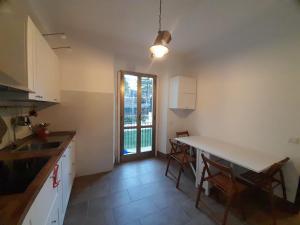 eine Küche mit Tisch und Stühlen und einem Fenster in der Unterkunft The Mountain View - Casa a Castello in Castel di Sangro + 1 Foto