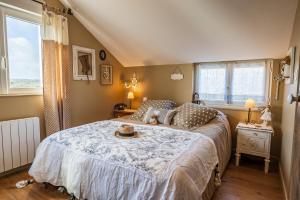 Postel nebo postele na pokoji v ubytování comme chez Louise