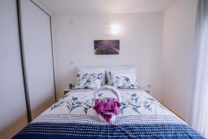 Postel nebo postele na pokoji v ubytování Villa Kathi + 17 fotografií