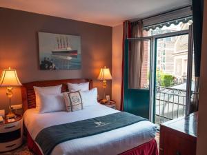 Postel nebo postele na pokoji v ubytování Royal Emeraude Hotel Dinard - MGallery Collection + 37 fotografií