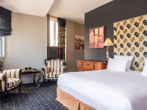 Postel nebo postele na pokoji v ubytování Royal Emeraude Hotel Dinard - MGallery Collection