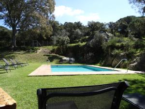 Het zwembad bij of vlak bij Alojamiento Rural El Lario
