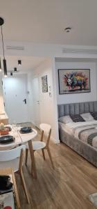 En eller flere senge i et værelse på Darłowo Premium Holiday Sunset Blvd Apartment for Two by Marina Royale