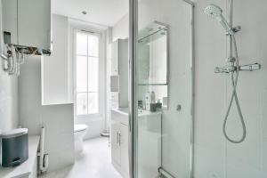 Ένα μπάνιο στο Lovely flat 5min walk from the Marie d'Issy metro station +7 φωτογραφίες