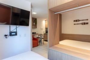 uma sala com um quarto com uma cama e uma televisão em Apê completo em frente ao novo calçadão e as piscinas naturais de Tamandaré para até 5 pessoas em Tamandaré mais 39 fotografias