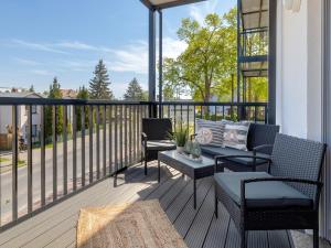 Un balcón con sillas y una mesa en una terraza. en Bernsteinquartier BQ 0108, en Kölpinsee auf Usedom