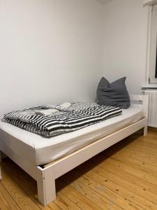 a bed sitting in a room with a mattressvisorvisor at Monteur- und Ferienwohnung Landau - Südliche Weinstraße in Landau in der Pfalz
