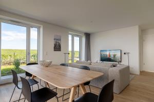 ein Wohnzimmer mit Tisch und Couch in der Unterkunft Ferienwohnung Strandlounge Schönberg - Kalifornien in Kalifornien