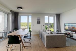 ein Wohnzimmer mit Sofa und Tisch in der Unterkunft Ferienwohnung Strandlounge Schönberg - Kalifornien in Kalifornien