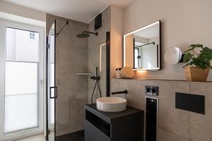 ein Badezimmer mit Waschbecken und Spiegel in der Unterkunft Ferienwohnung Strandlounge Schönberg - Kalifornien in Kalifornien + 10 Fotos