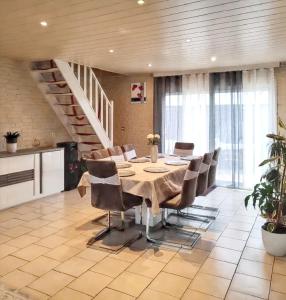 Posezení v ubytování Villa charmante à Saint-Martin-Longueau avec piscine privée