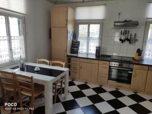 Kuchyň nebo kuchyňský kout v ubytování FEWO Altstadt Hückeswagen"das historische" + 17 fotografií