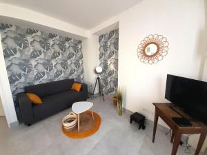 a living room with a couch and a television at Élégant appartement Vatan centre in Vatan