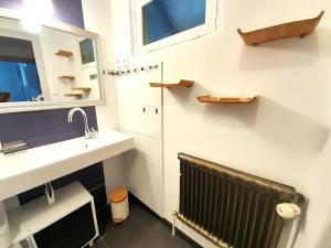 ein Badezimmer mit Heizkörper, Waschbecken und Spiegel in der Unterkunft Élégante maison avec patio Vatan Centre in Vatan + 32 Fotos