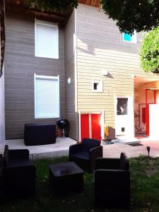 ein Haus mit schwarzen Sofas vor einem Gebäude in der Unterkunft Élégante maison avec patio Vatan Centre in Vatan