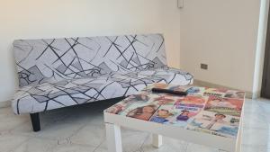 una camera con letto e tavolo con riviste di Casa in Piazza a Cinquefrondi