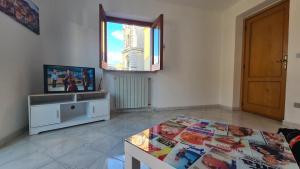 Camera con letto, TV e finestra. di Casa in Piazza a Cinquefrondi