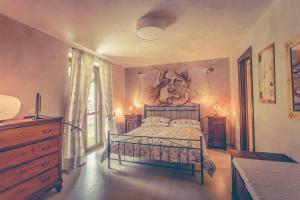 una camera da letto con un letto e un dipinto sul muro di Nostra Signora Del Lago a Ronciglione