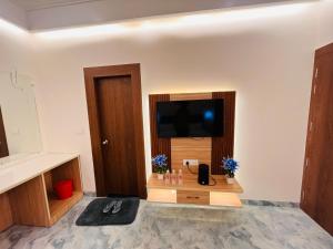 TV a/nebo společenská místnost v ubytování Hotel Dhanraj Inn