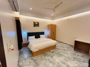 Postel nebo postele na pokoji v ubytování Hotel Dhanraj Inn