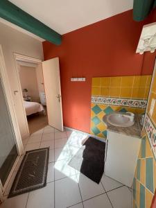 een badkamer met een wastafel in een kamer bij Mas de charme provencal in Cavaillon